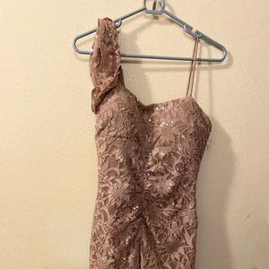 It si very good  conditions. I only use  twice and. . It is stretchable.